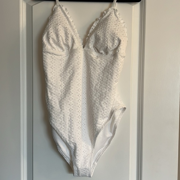 NWT Old Navy Eyelet-Embroidered V-Neck Ruffle-Trimmed One-Piece Swimsuit Sz M - Picture 3 of 6